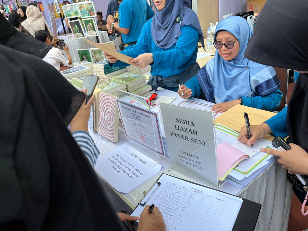 Dua Profesor Jual Ijazah Palsu di Pasar Seni, Bisa Jadi Presiden Gak?